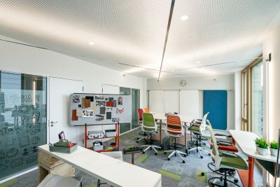 Flexible Arbeitsumgebung für leistungsstarke, effizient zusammenarbeitende Teams