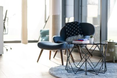 Wohnlicher Sessel mit Fußhocker für eine gemütliche Büroatmosphäre