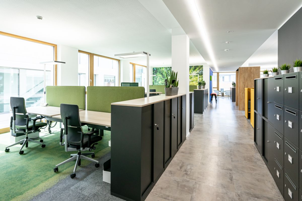 Open Office mit reichlich Stauraummöglichkeit der gleichzeitig als Raumtrennung dient