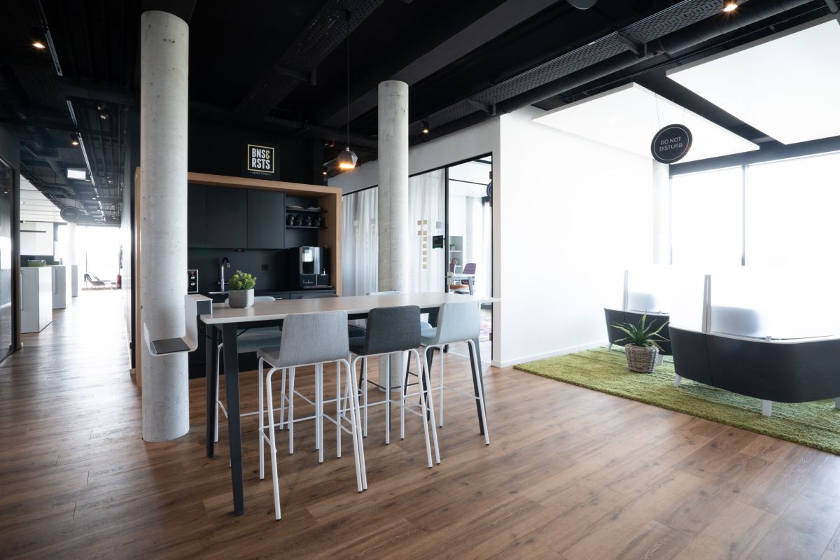 Caféküche in Kombination mit Bartisch/Barhocker auf offene Bürofläche