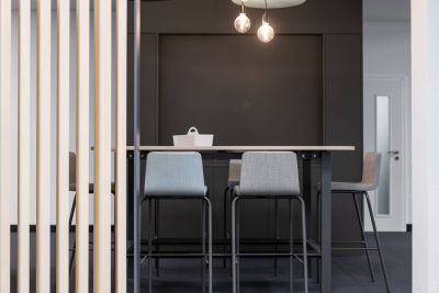 Bartischlösung mit gemütlichen Barhocker hinter Raumteiler