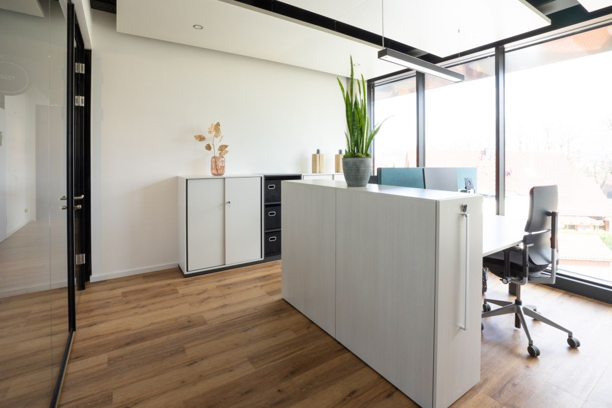 Doppelarbeitsplatz mit Akustiktrennwand und persönlichen Stauraum in Form von Apothekerschränken
