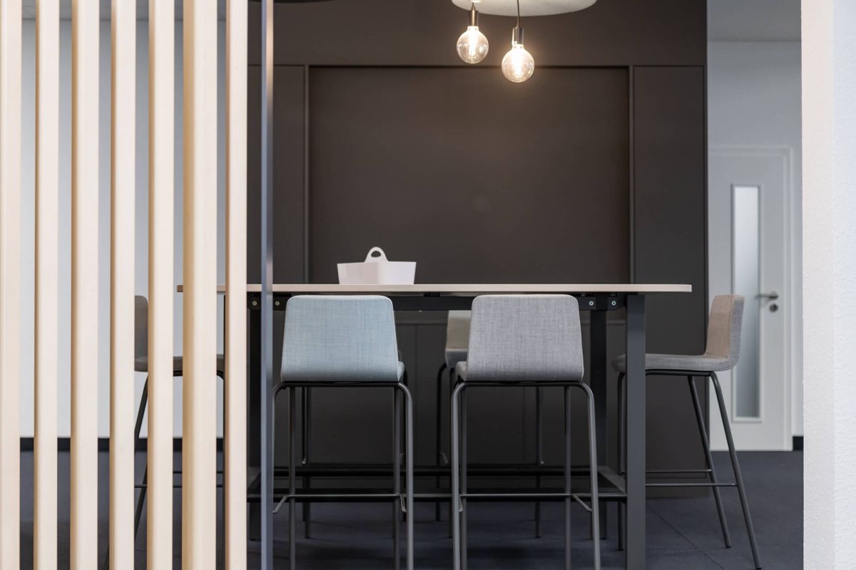 Bartischlösung mit gemütlichen Barhocker hinter Raumteiler