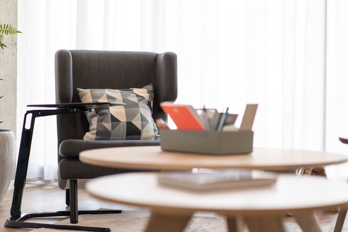 Ohrensessel mit Beistelltischen - Arbeiten in Wohnzimmeratmosphäre
