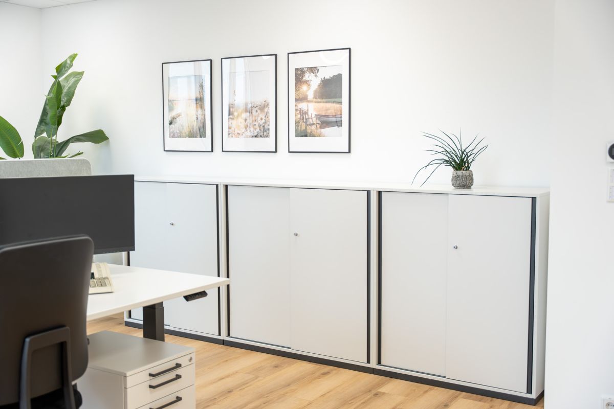 Eine moderne Arbeitsumgebung mit dem perfekten Stauraum