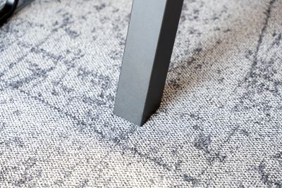 Die Möblierung in harmonischen, gedeckten Tönen definiert eine warme und zugleich strukturiert wirkende Raumstimmung