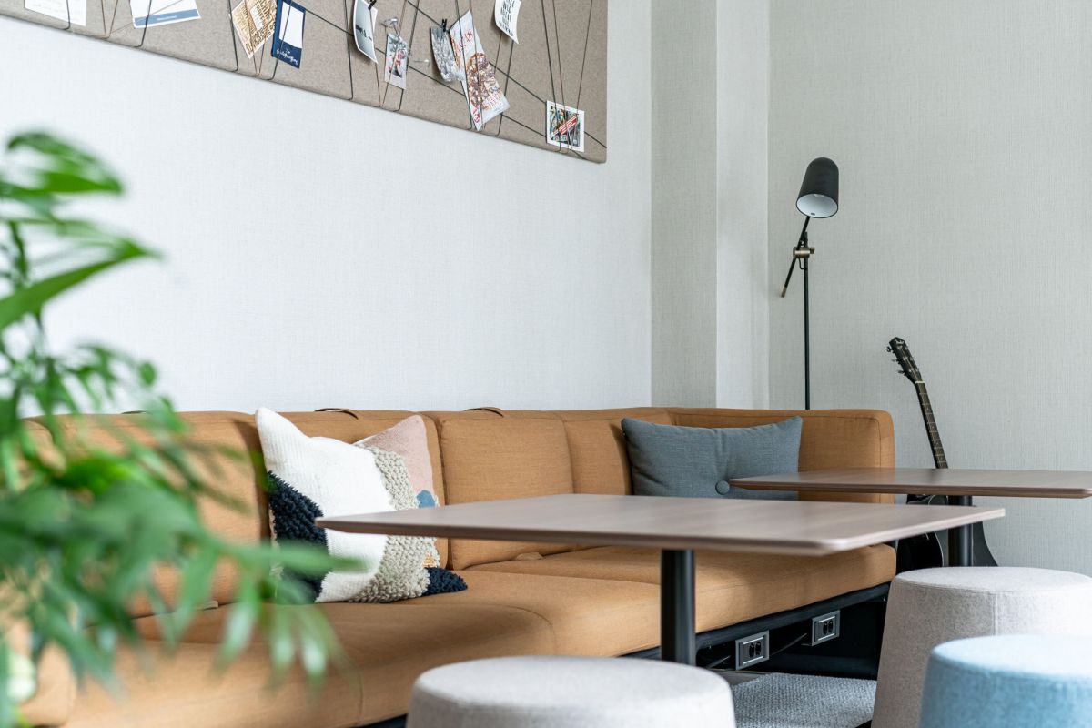 Work-Lounge mit umklappbare Rückenpolster