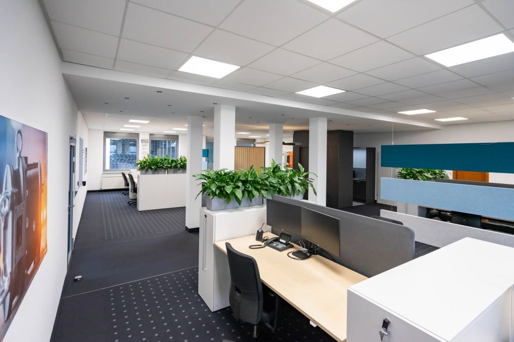 Doppelarbeitsplätze im Open-Office ausgestattet mit schallabsorbierenden Akustikelementen