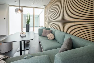 Loungelösung - Durch die herunterklappbaren Sofarückenpolster können die Nutzer zwischen einer aufrechten und einer entspannt zurückgelehnten Haltung wechseln