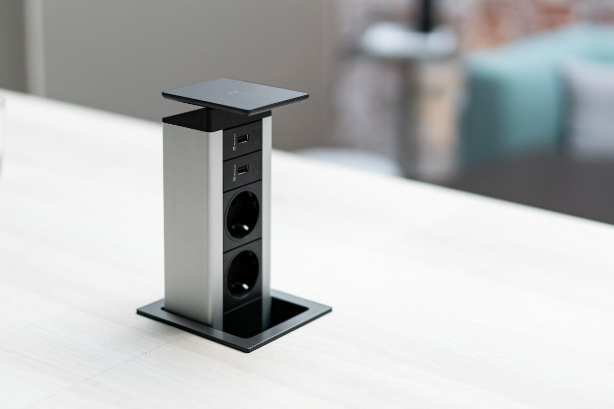 Ausfahrbare Klappe mit Strom- bzw. Datenanschlüssen