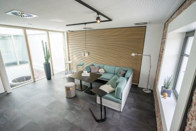 Die Loungekombination bietet einen entspannten Bereich für ungezwungene Zusammenkünfte