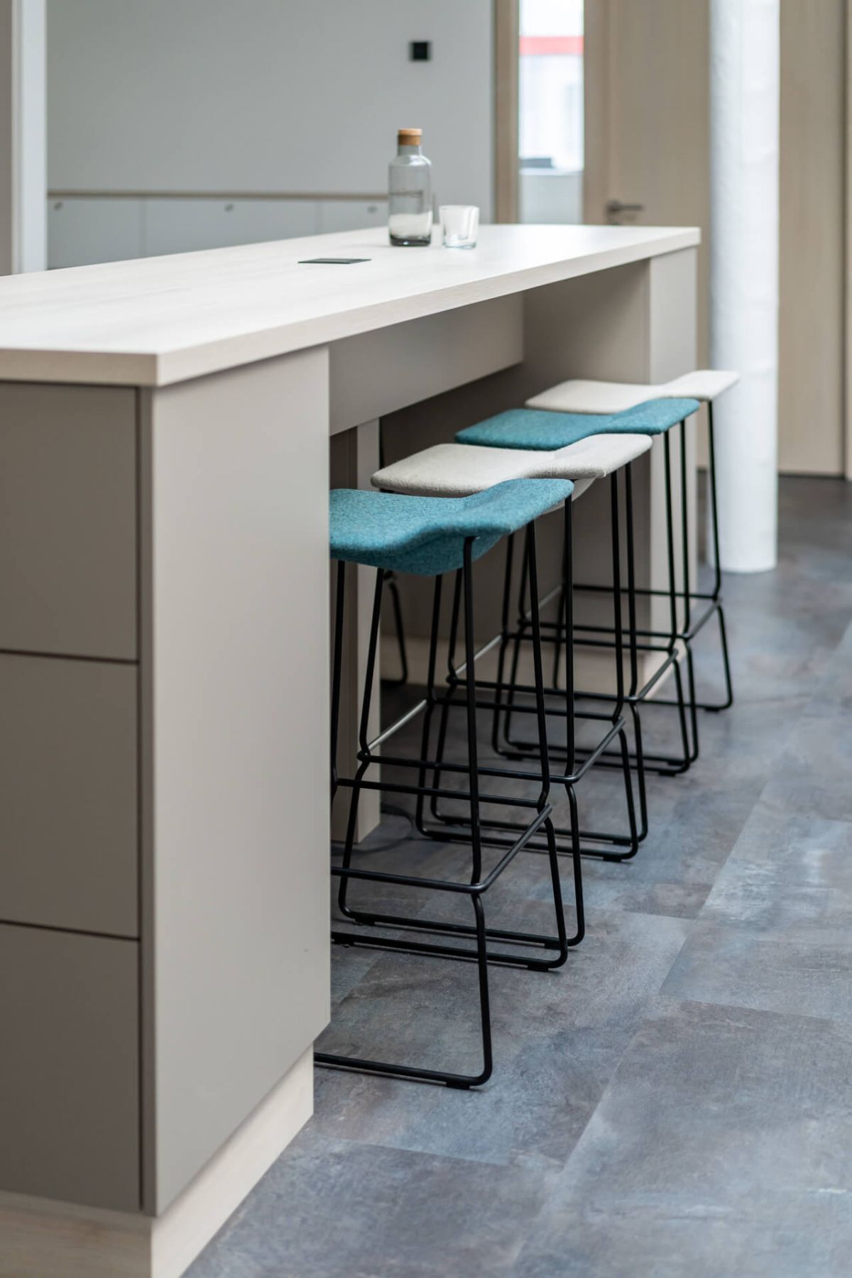 Hochtischlösung mit Barhocker für Meeting-Points, Sozialräume und weitere Bereiche