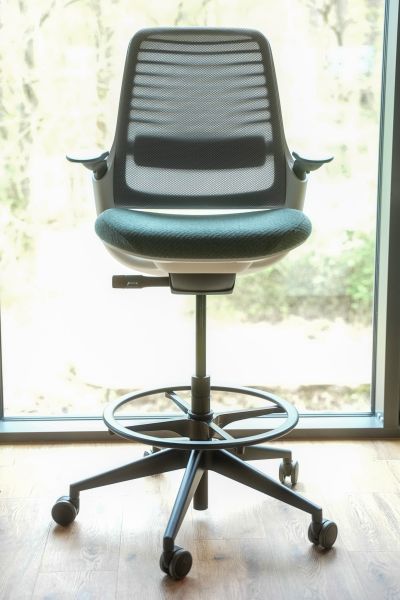 Der moderne Arbeitstuhl für die moderne Arbeitsumgebung