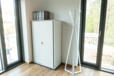 Accessories wie Garderobenständer runden die Büroeinrichtung ab