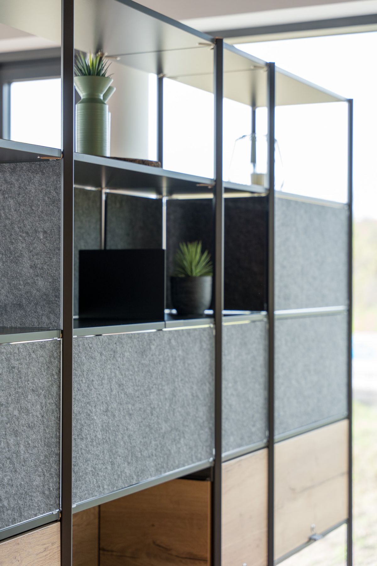 Einladende, flexible und hochwertige Raumwirkung durch das anpassbare Flex Active Regal