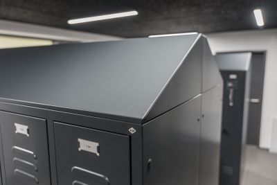 Abschließbare Fächer bieten Stauraum für persönliche Gegenstände