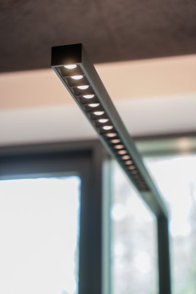 Moderne und ansprechende Arbeitsbereich mit entsprechender Beleuchtung