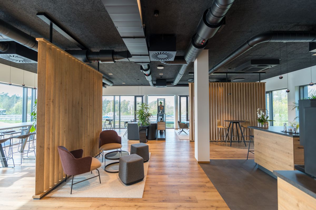 Modernste, offene Arbeitsbereiche mit Work Café