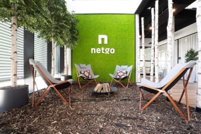 Großes Moosbild mit Firmenlogo