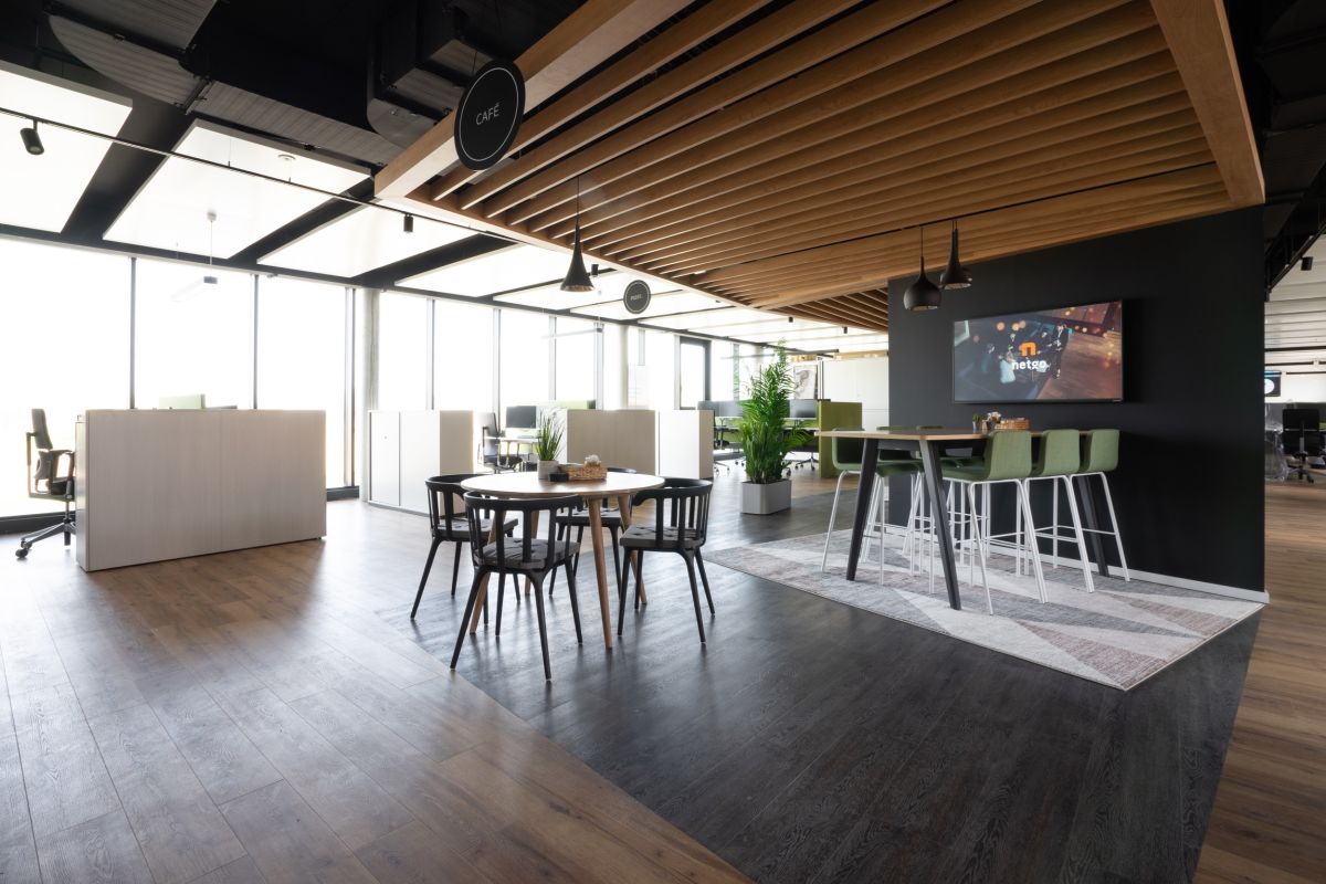 Unterschiedliche Sitzhöhen und Körperhaltungen sorgen für Perspektivwechsel und Abwechslung.