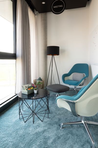 Bequeme Loungsessel für fokussiertes Arbeiten und Netzwerken