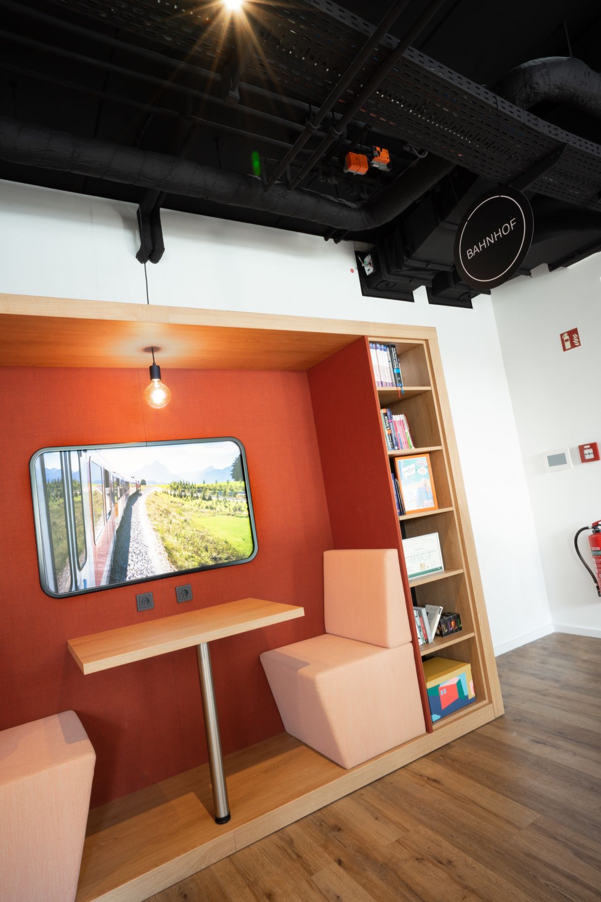 Der etwas andere Arbeitsplatz auf einer offene Bürofläche