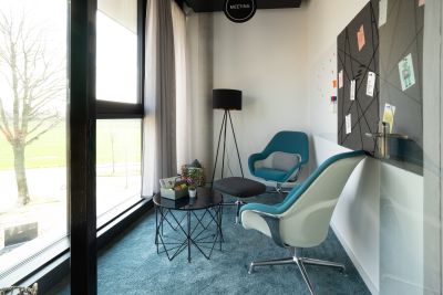 Bequeme Loungesessel für fokussiertes Arbeiten und Netzwerken