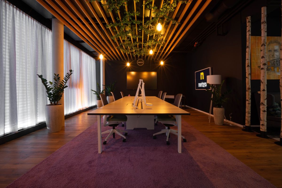 Voll ausgestattete Teamarbeitsplätze