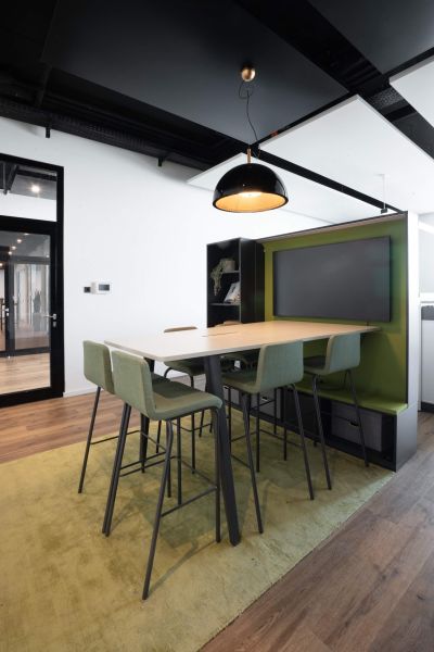 Meetingpoint mit Barhocker