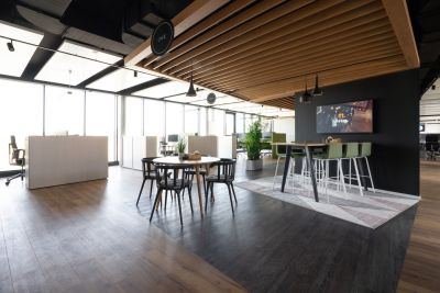 Unterschiedliche Sitzhöhen und Körperhaltungen sorgen für Perspektivwechsel und Abwechslung.