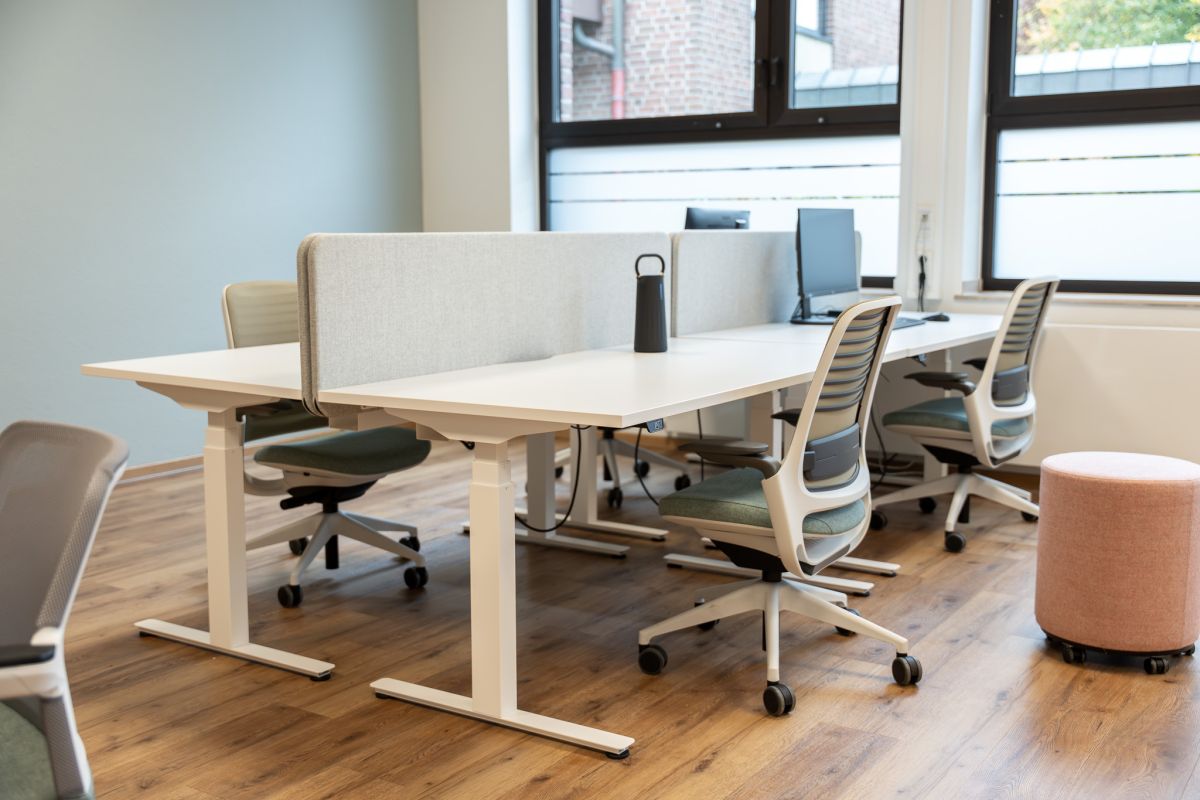 Höhenverstellbare Tische, ergonomische Stühle und strukturiertes Stauraumkonzept bilden die Basis