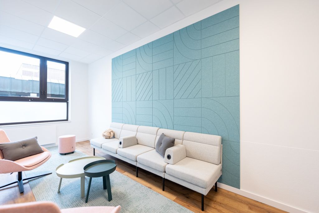 Die Möblierung in harmonischen, gedeckten Tönen definiert eine warme und zugleich strukturiert wirkende Raumstimmung