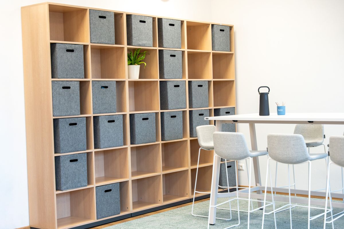 Schließfächer und offene Fächer für persönlichen Stauraum