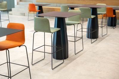 Das moderen Work Café bietet nicht nur Raum für Pausen sondern dient auch als Eventfläche