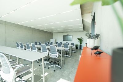 Ob Teamarbeit, Einzelarbeit oder als Schulungssituation - Die rollbaren Tische und Stühle können mühelos umgestellt werden