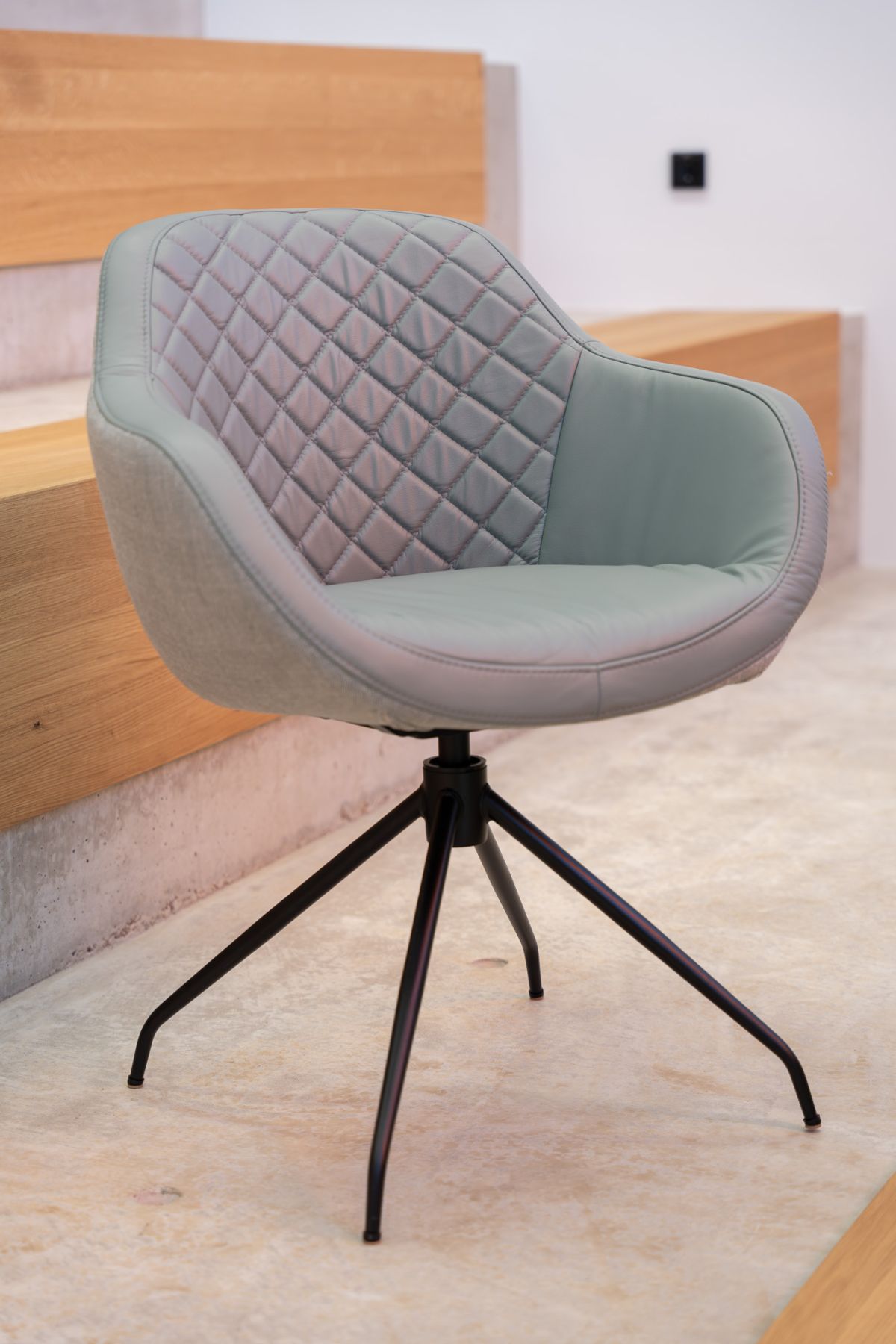 Der Konferenzstuhl bietet das perfekte Sitzgefühl