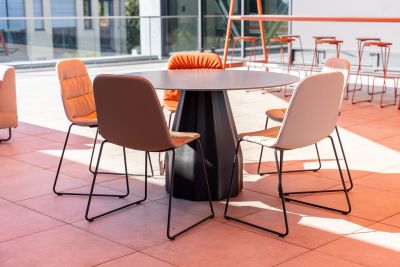 Stilvolle Möbel für den Aussenbereich laden zu entpannten Pausen ein