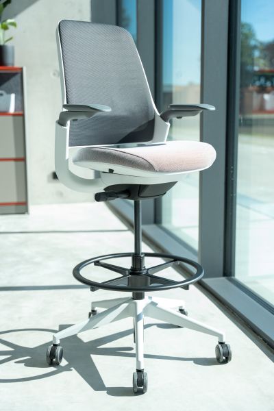 Der Schulungsraum überzeugt mit seinen ergonomischen Arbeitsstühlen