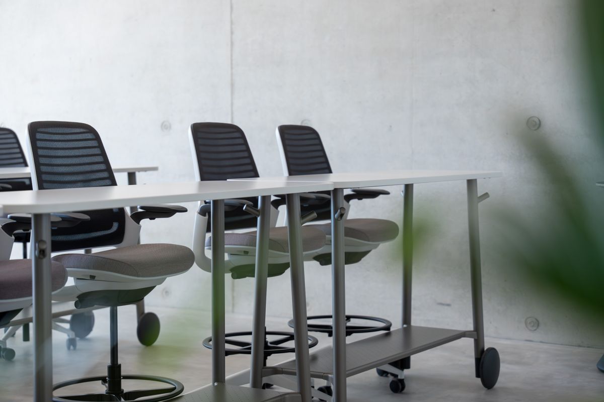 Die Arbeitstühle für die Seminarräume bieten ein hohes Maß an Ergonomie