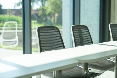 Der Schulungsraum überzeugt mit seinen ergonomischen Arbeitsstühlen