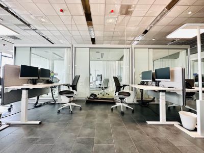 Flexibler ergonomischer Steh-Sitz-Arbeitsplatz