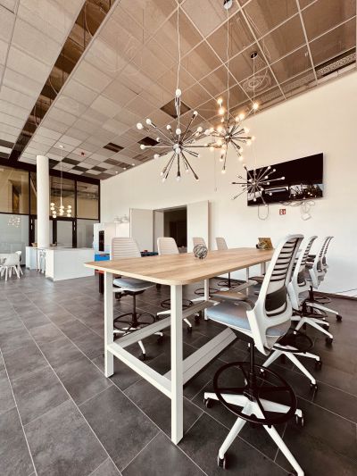 Atmosphäre schaffen - Der Flex Desk bietet die idealen Bedingungen für Teamarbeit