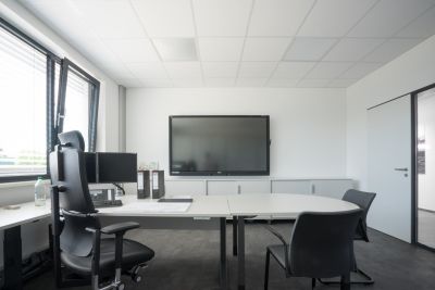 Einzelbüro mit Besprechungsmöglichkeit, Stauraum und digitale Medientechnik