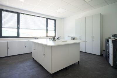 Drehtürenschrankkombination mit Besprechungsmöglichkeit