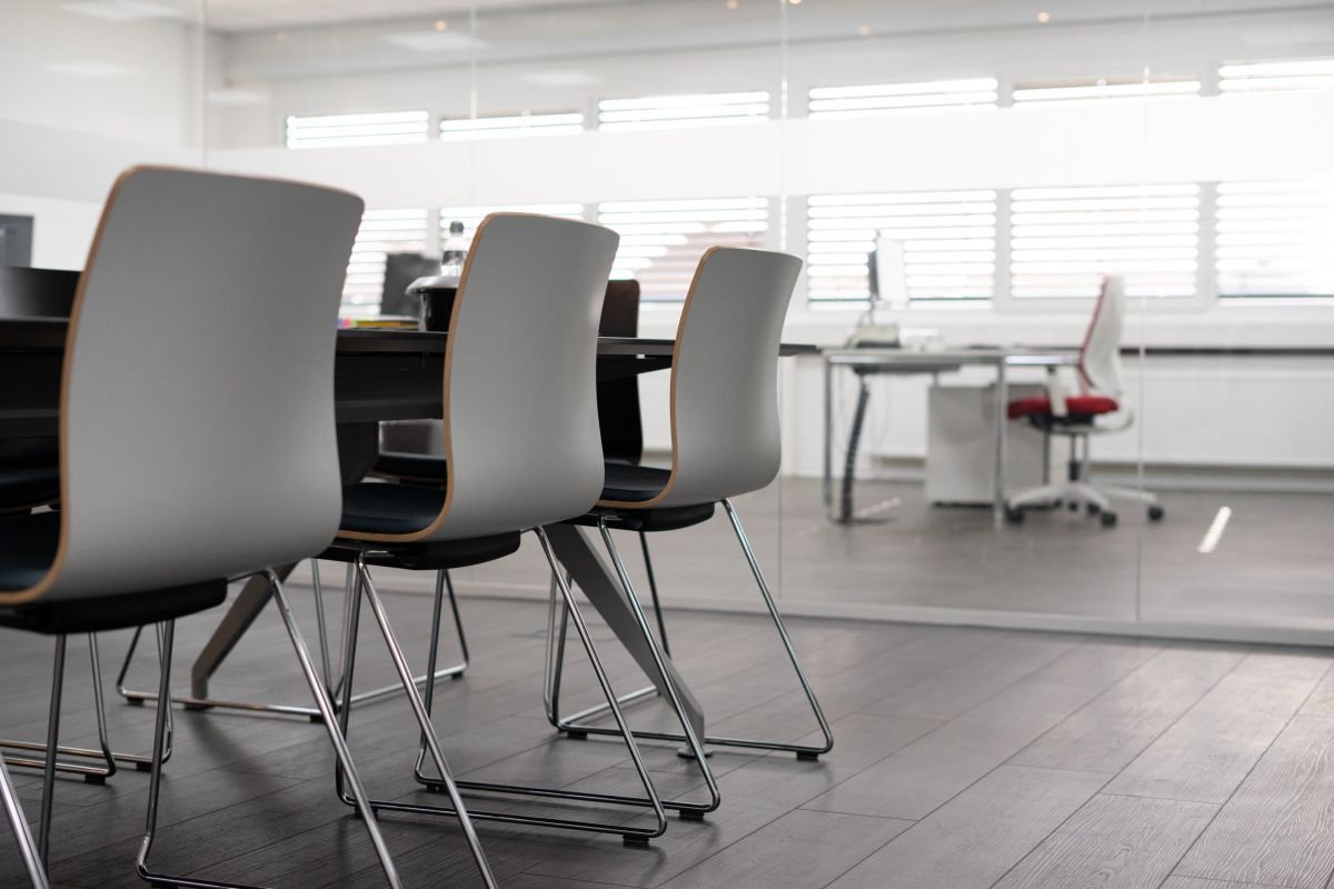 Meetingraum mit großzügig dimensionierte Glasfront im zeitlosen Design