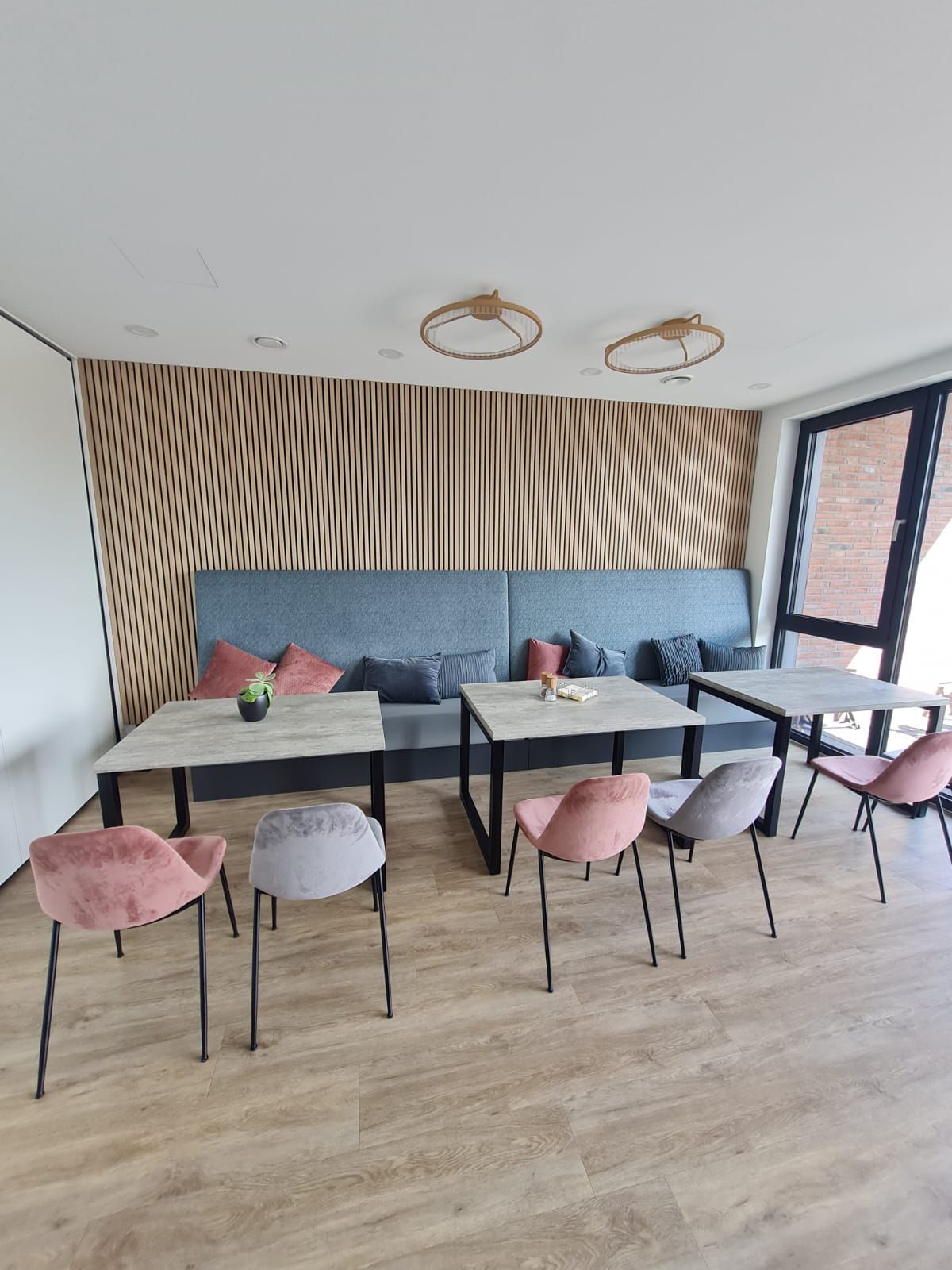 Wohnliche und repräsentative Akustikelemente für den Aufenthalsraum