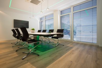 Ergonomische Konferenzdrehsessel mit repräsentativen Konferenztisch