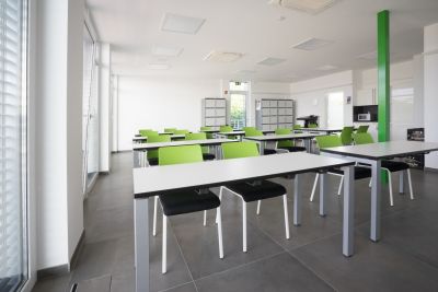 Schulungsraum mit geradlinigen 4-Fuß-Tischen