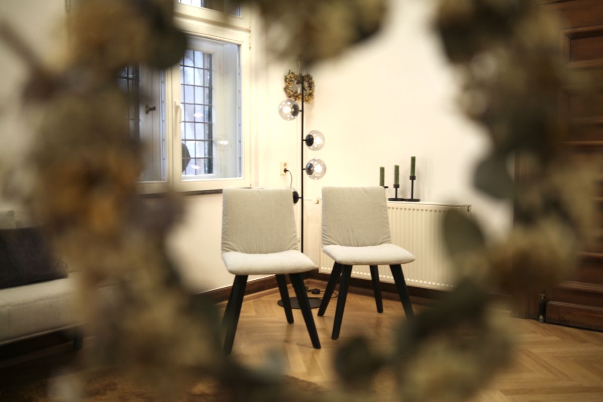 Offwhitefarbene Polsterstühle mit Massivholzfüßen