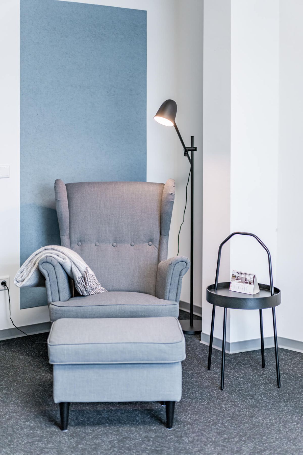 Sessel mit Hocker und Beistelltisch